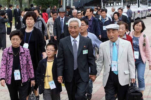 Two Koreas discuss family reunions - ảnh 1